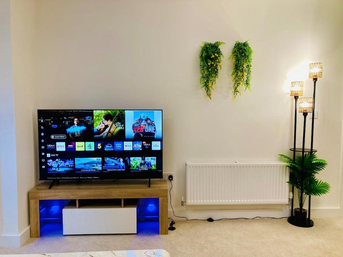 2 Bedroom Luxury Apartment! Center With Free Parking! Apartment *