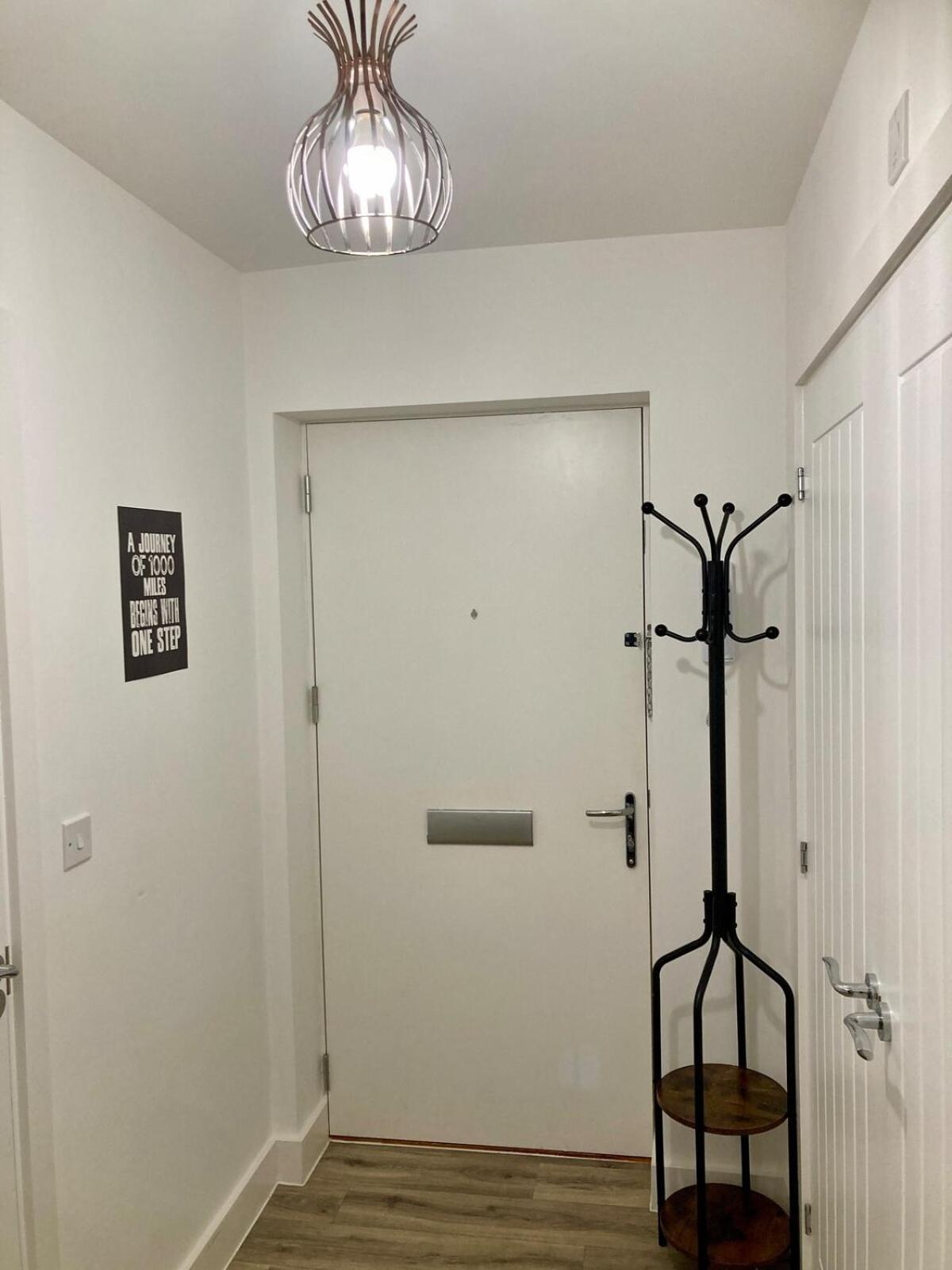 2 Bedroom Luxury Apartment! Center With Free Parking!