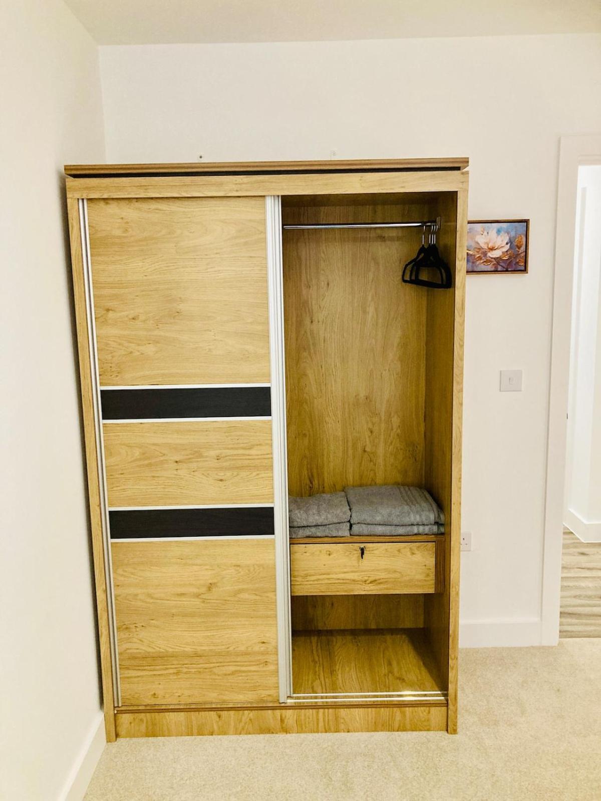 Apartment 2 Bedroom Luxury Apartment! Center With Free Parking! *