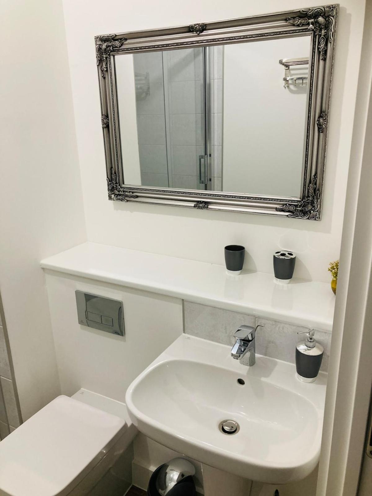2 Bedroom Luxury Apartment! Center With Free Parking! Apartment Derby
