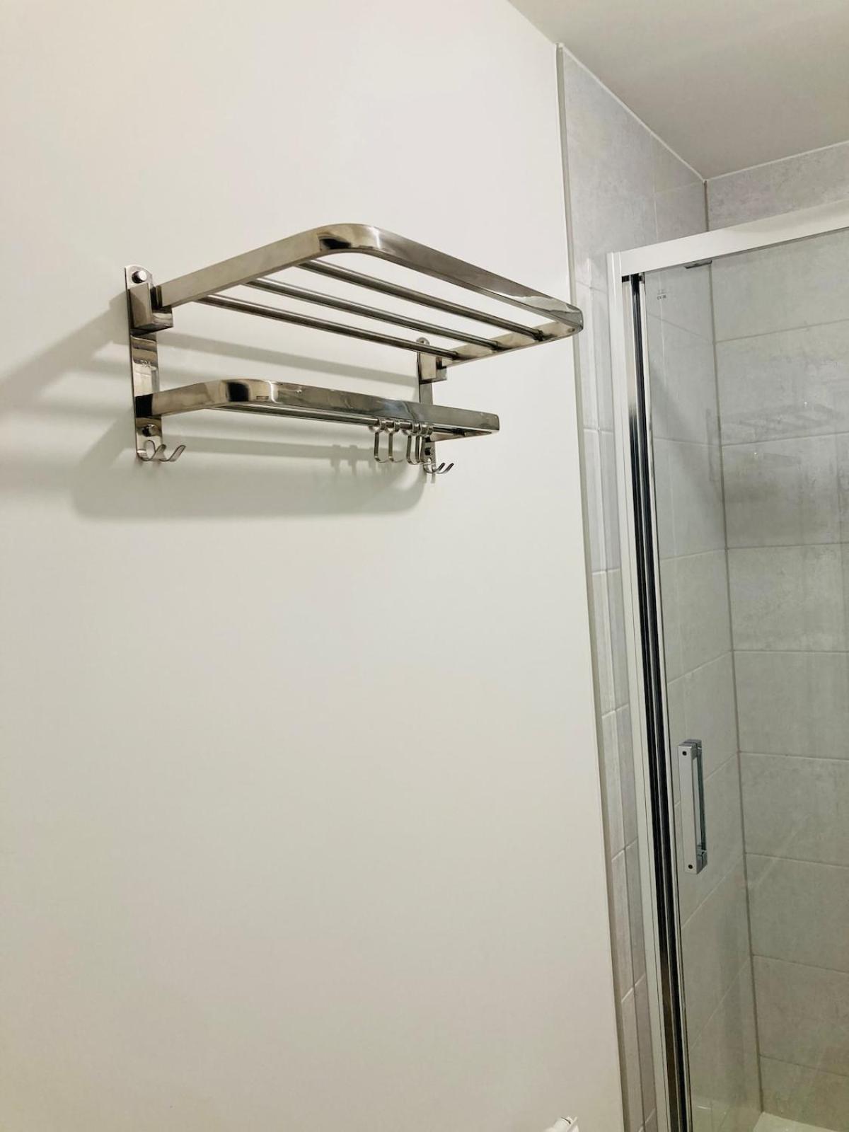 2 Bedroom Luxury Apartment! Center With Free Parking! *
