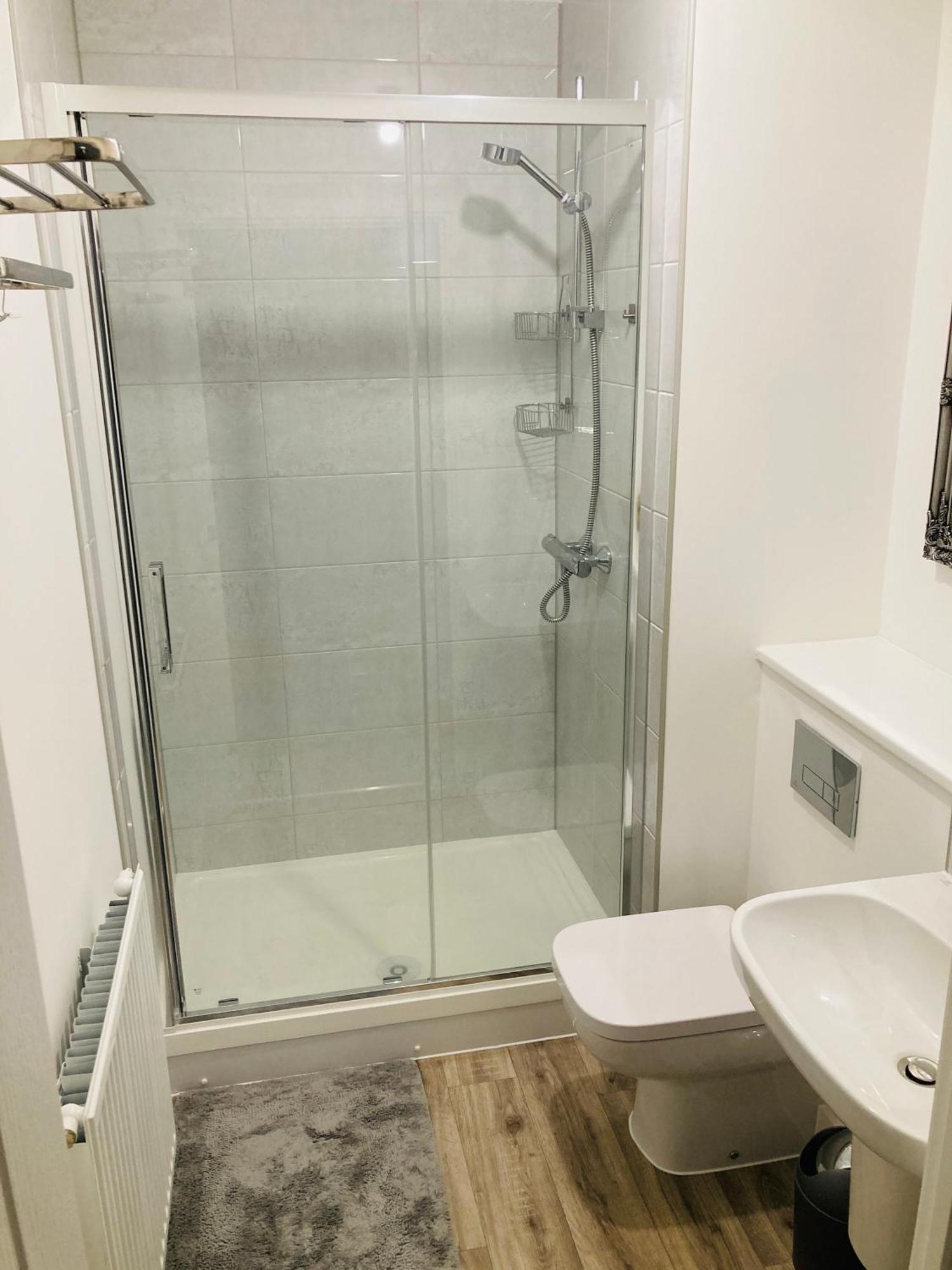 2 Bedroom Luxury Apartment! Center With Free Parking!