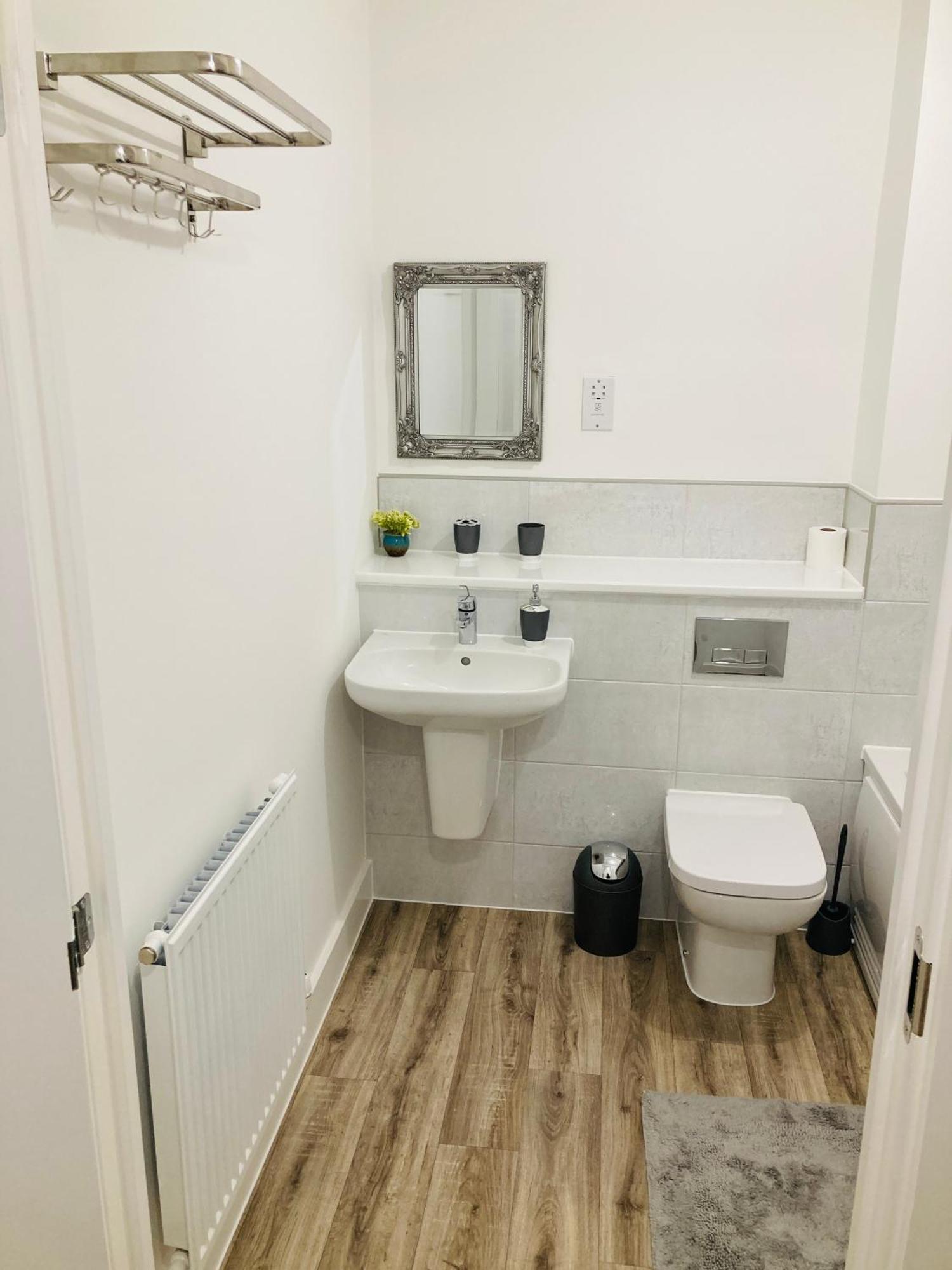 2 Bedroom Luxury Apartment! Center With Free Parking! Appartamento