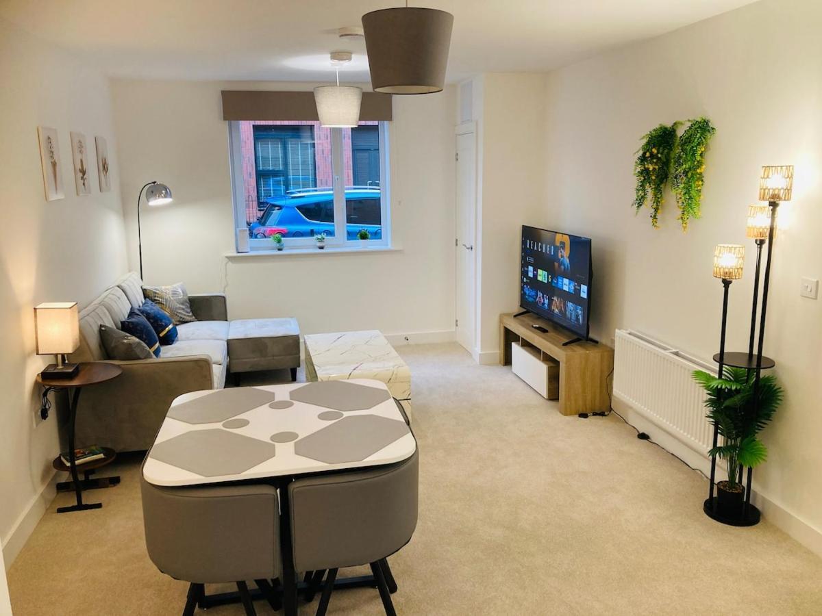 Appartamento 2 Bedroom Luxury Apartment! Center With Free Parking!