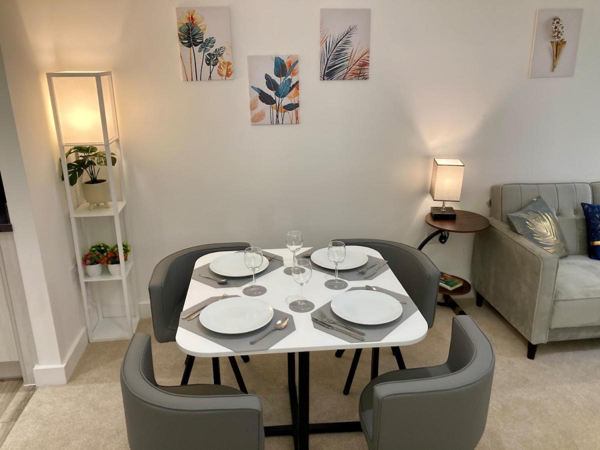 Appartamento 2 Bedroom Luxury Apartment! Center With Free Parking!