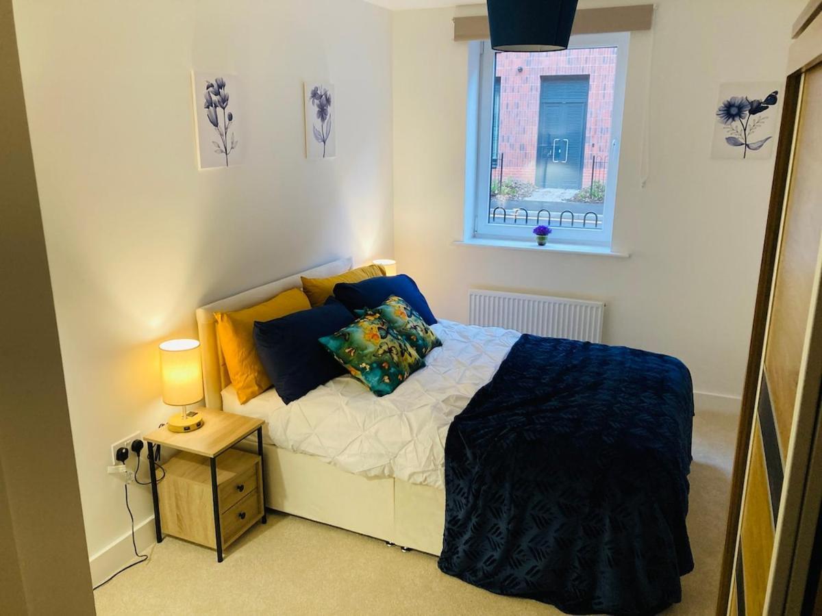 2 Bedroom Luxury Apartment! Center With Free Parking! *
